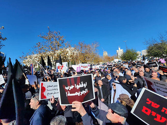 مشاركة واسعة في مظاهرة الغضب ضد الجريمة والعنف في القدس امام مكتب رئيس الحكومة